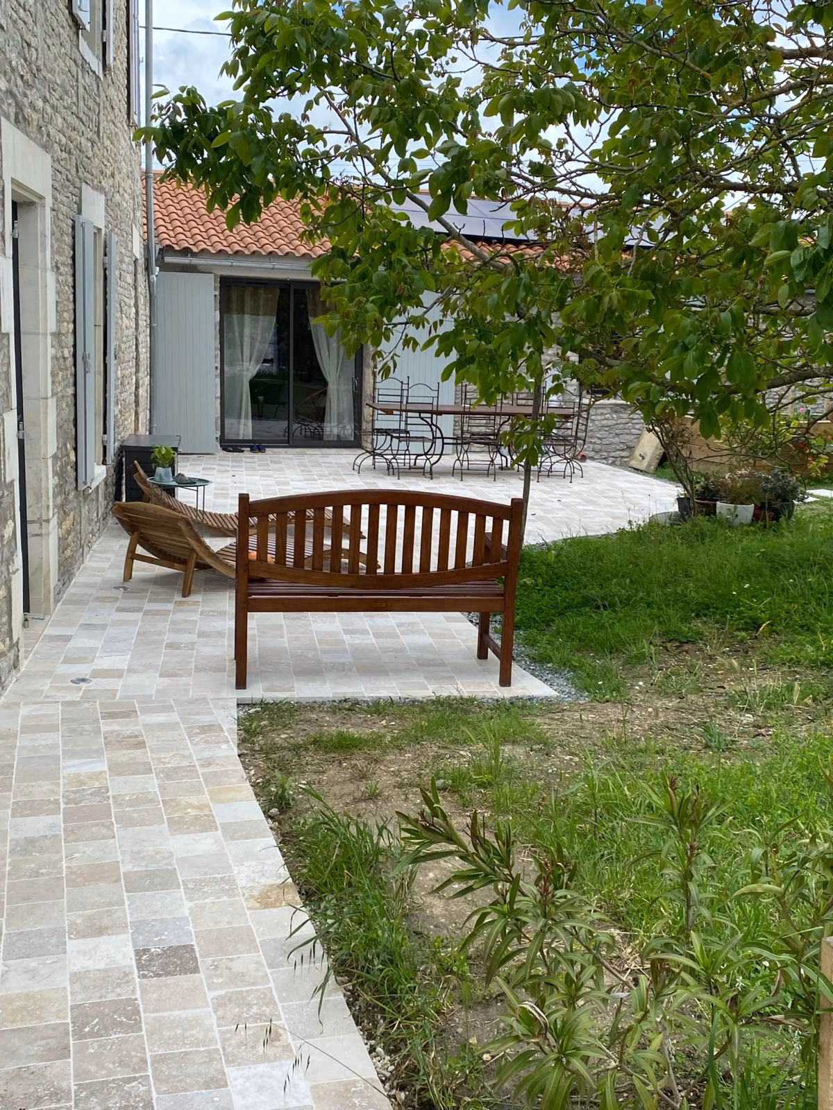 Pose de carrelage et finitions de terrasse à l’île d’Oléron : AD Rénovation 17 vous garantit un travail soigné et des matériaux de qualité.